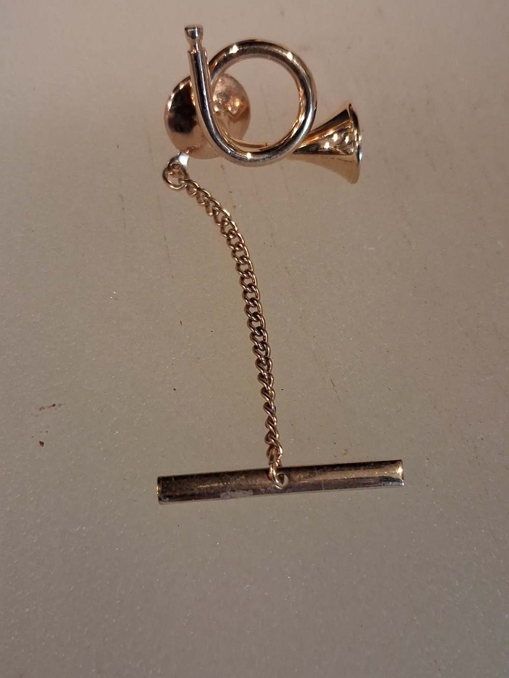 Fashion Jewelry Gold-Tone Horn Brooch with Chain